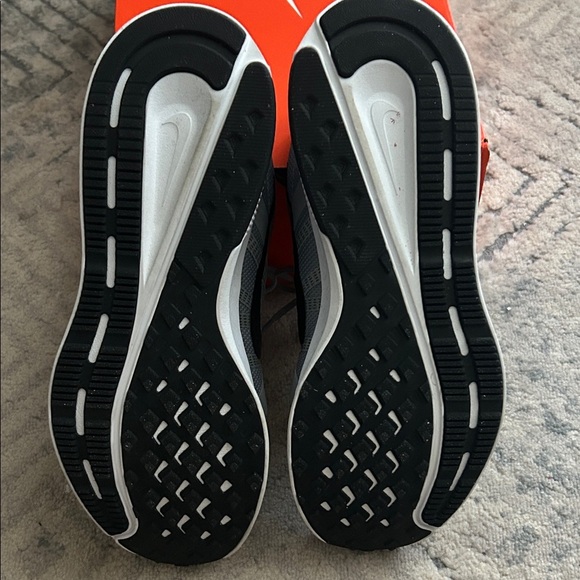 Nike Men's Run Swift 2 Running Shoe Gray and Black Shoes - Picture 8 of 10